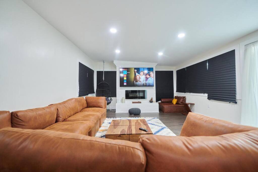 Χώρος καθιστικού στο Spacious 4BR Gem with Private Hot Tub