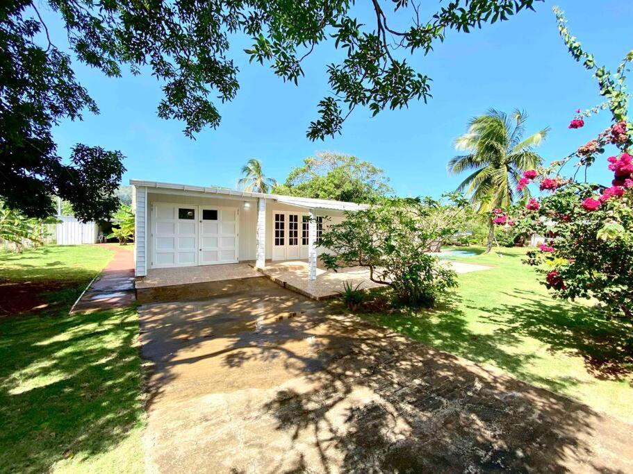 a small white house with a yard at Casa campestre con piscina y carro in San Andrés