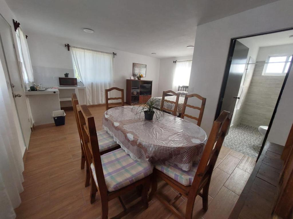 uma sala de jantar com mesa e cadeiras e uma cozinha em Posada Santa Elena (1 cama) em Santa María Atlihuetzián