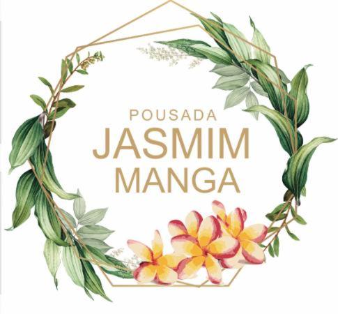 una corona de flores tropicales y hojas sobre un fondo blanco en Jasmim Manga pousada e Cafe en Ubatuba
