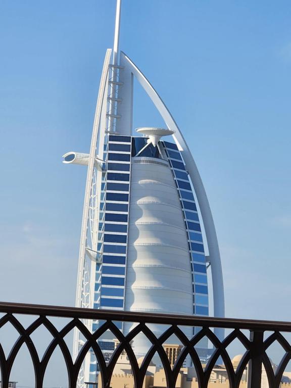 uma vista para um arranha-céus com um edifício ao fundo em Luxury Room Burj al Arab FRONT em Dubai