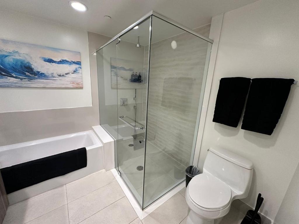 y baño con ducha y aseo. en The Century City Cozy 3 Bedroom Apartment with free parking!, en Los Ángeles