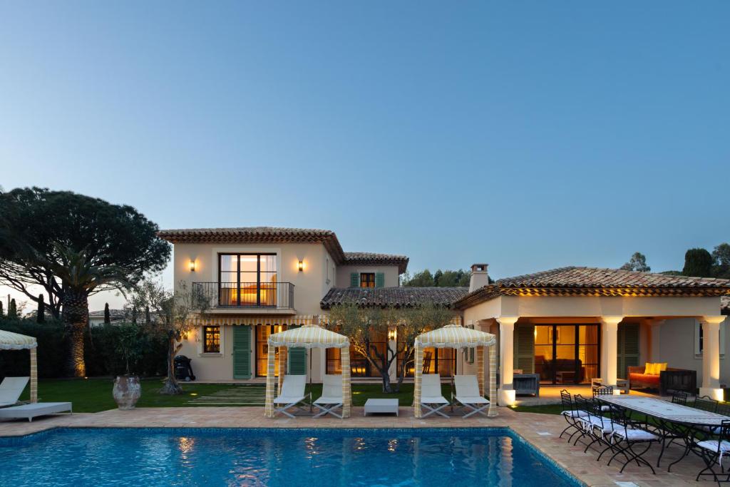 une villa avec piscine et une maison dans l'établissement Magnifique villa RIVA avec piscine aux salins, à Saint-Tropez