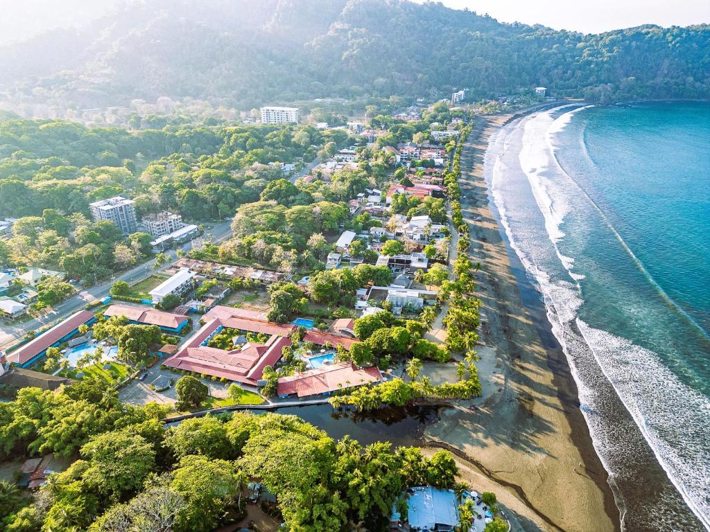 una vista aérea de la playa y del océano en Beach Break Resort, en Jacó