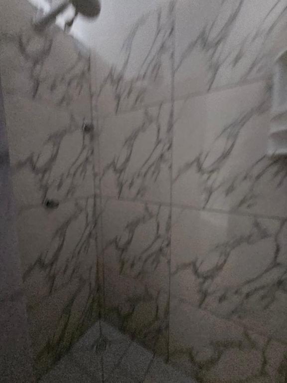 a white marble wall in a bathroom at Nomads Hostel Multicultural & Coworking in Salvador