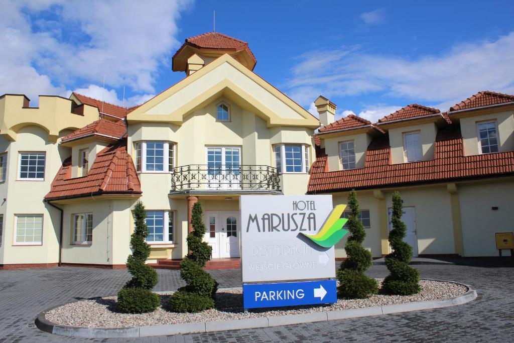 uma casa com um sinal em frente em Hotel Marusza em Grudziądz