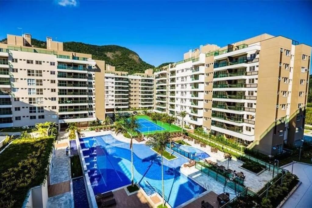 una vista aérea de un complejo con piscina en HOME em Condomínio Resort Pontal Oceânico Recreio, en Río de Janeiro