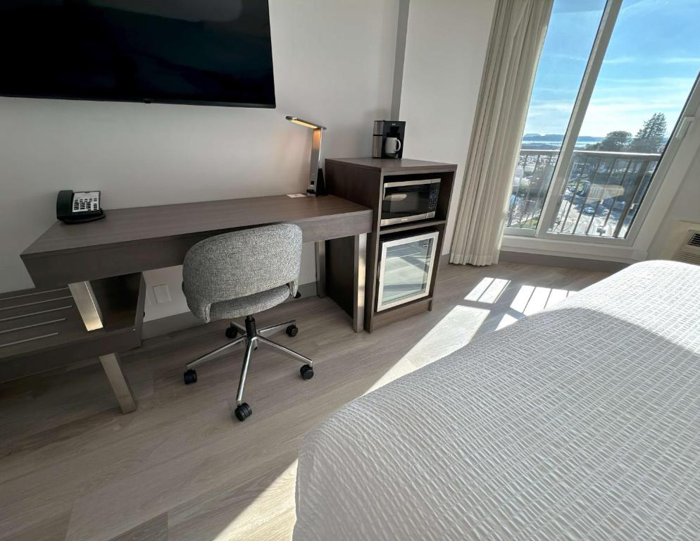 Postel nebo postele na pokoji v ubytování Coast Bastion Hotel