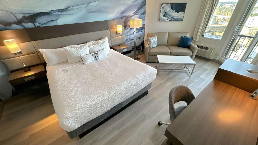 Postel nebo postele na pokoji v ubytování Coast Bastion Hotel