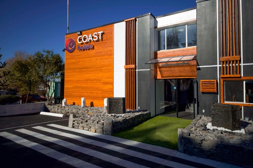 - une vue frontale sur un bâtiment de l'hôtel côtier dans l'établissement Coast Metro Vancouver Hotel, à Burnaby