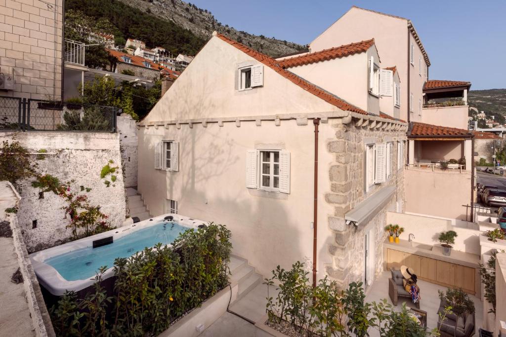 vista esterna di una casa bianca con piscina di Villa Miri, Heritage Superior Villa with Swimming Pool a Dubrovnik