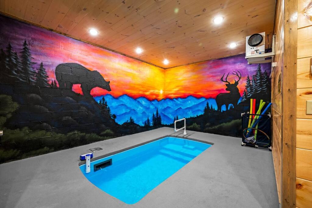 Habitación con piscina y mural en la pared en Tranquility/Mountain Cabin/Indoor Pool/Hot Tub/Games/Views, en Sevierville