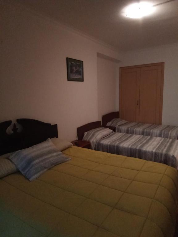 um quarto de hotel com duas camas e um armário em San Sebastián em Concepción