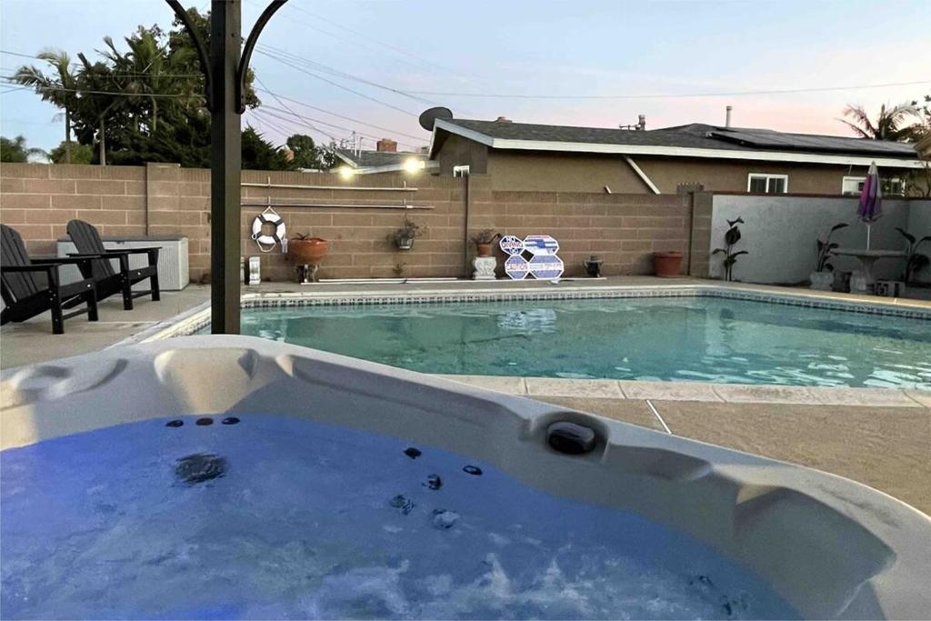una piscina con bañera en el patio trasero en Orchard Villa Disneyland 5 Bedroom Pool Home Spa en Anaheim