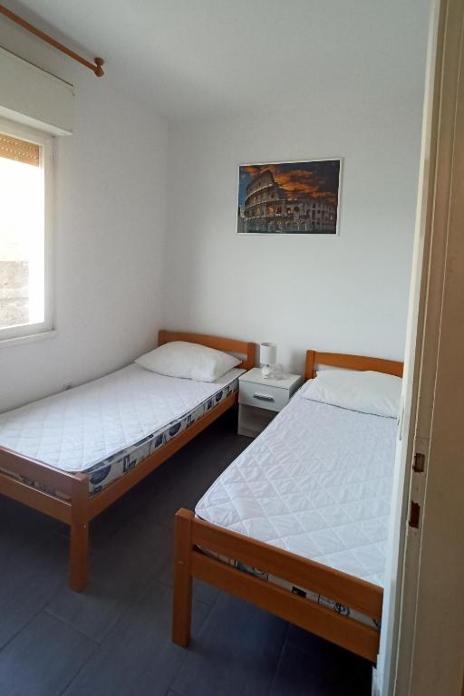 Posteľ alebo postele v izbe v ubytovaní Apartments by the sea Supetarska Draga - Donja, Rab - 5042