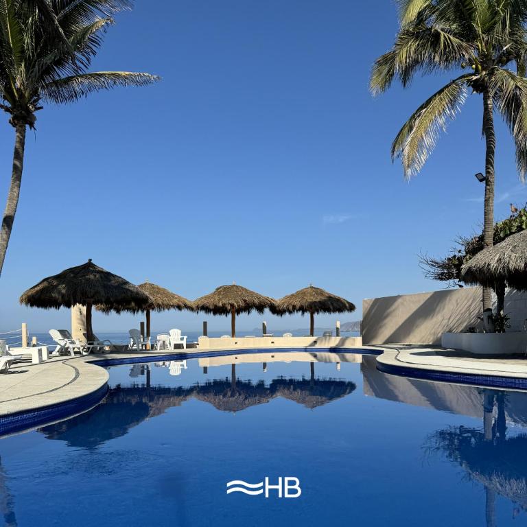 Bazén v ubytování Hotel Barra de Navidad nebo v jeho okolí
