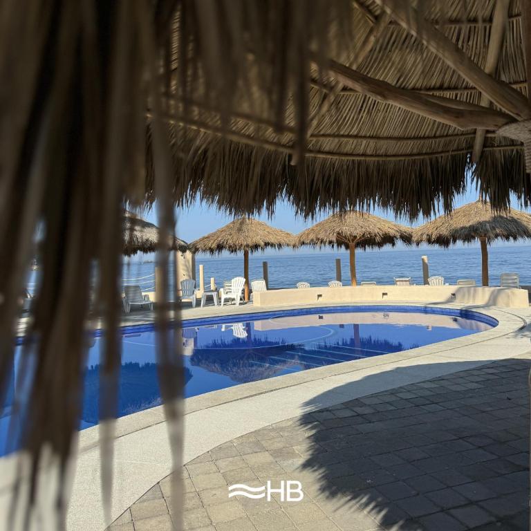 Bazén v ubytování Hotel Barra de Navidad nebo v jeho okolí