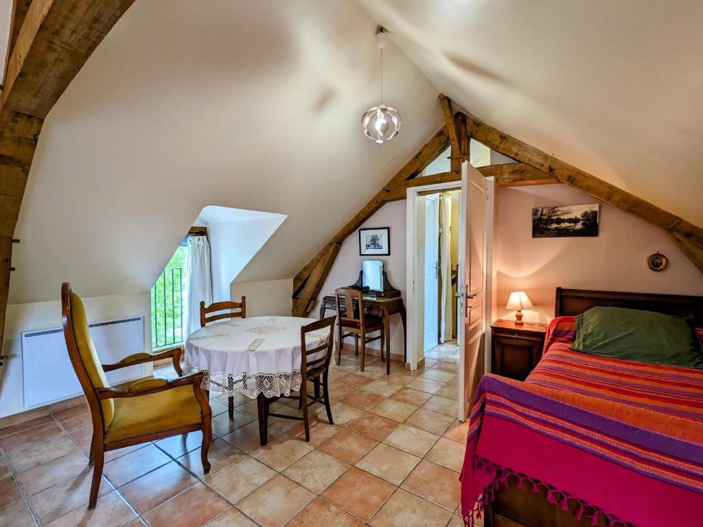Maison Charmante avec Étang Privé au Cœur du Berry - FR-1-591-86 - Casa De Vacaciones