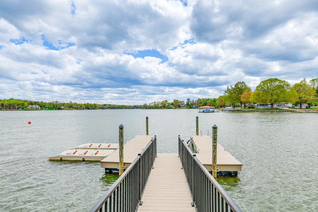 Lakefront Troutman Home with Private Dock and Slip!, Troutman Aktualisierte Preise für 2024