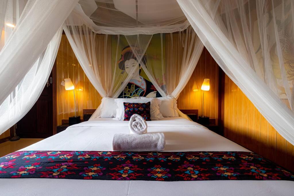 - une chambre dotée d'un grand lit blanc avec un cœur dans l'établissement Family Room 2 With Sharing Pool, à Silebeng