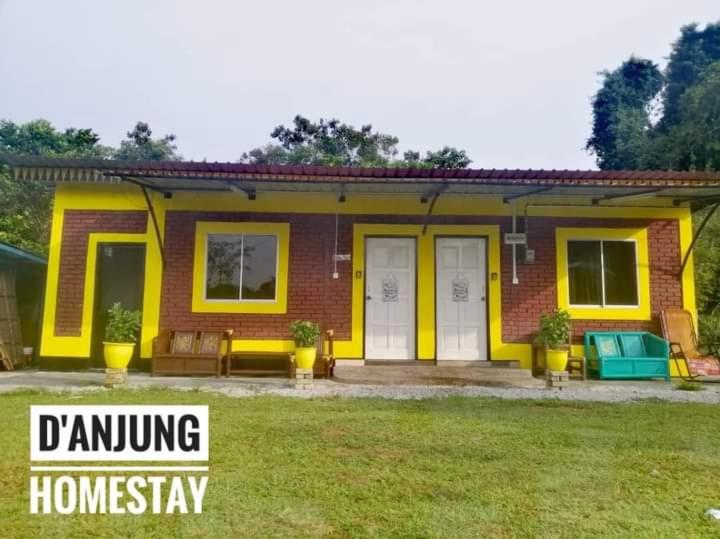 Kampong Alor Gajah的住宿－D Anjung Homestay Aisy，黄色和红色房子的住宅