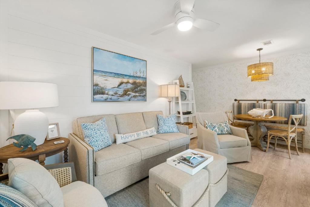 un soggiorno con un divano e un tavolo di Beachside Villas #312 a Santa Rosa Beach