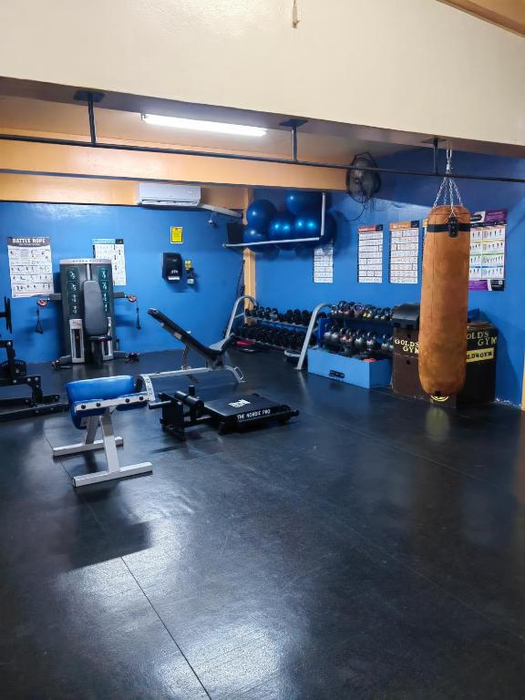 Fitness centrum a/nebo fitness zařízení v ubytování Discovery Saipan Hotel