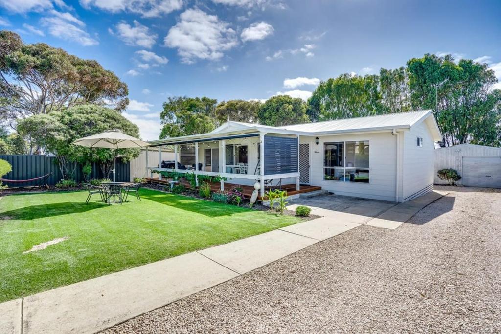 una pequeña casa blanca con patio en Hidden Little Gem - Township - Luxury - Linen Included, en Middleton