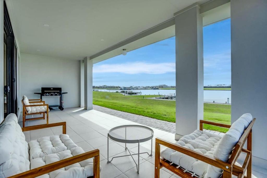 sala de estar con vistas al océano en River Breeze House 37ProvidencePlceHindmarshIsland - Linen Included, en Hindmarsh Island