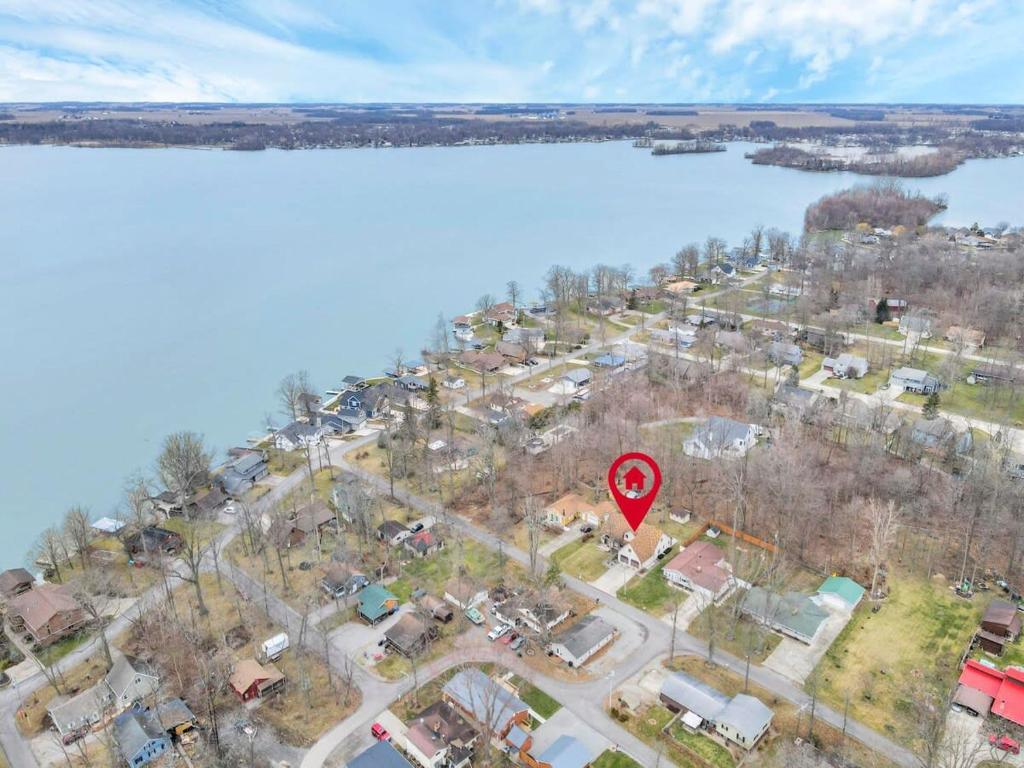 una vista aérea de una ciudad con un marcador rojo en Housepitality - The Indian Lake Escape - 4 BR, en Huntsville
