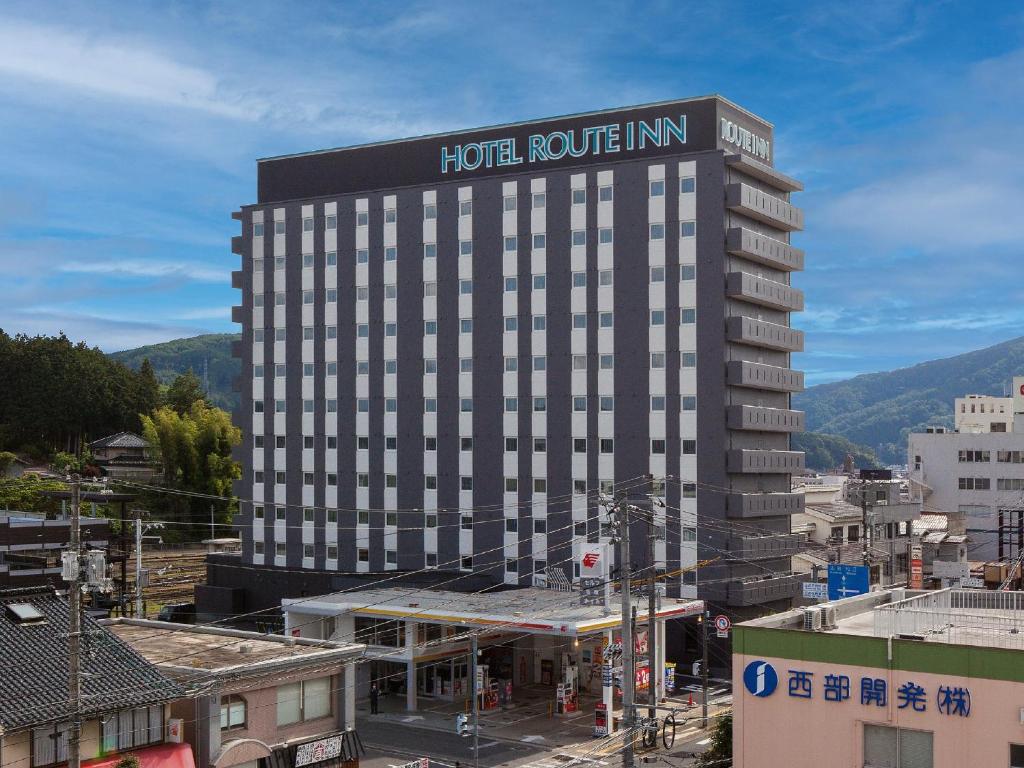 Hotel Route Inn Miyoshi Ekimae في Miyoshi: مبنى الفندق عليه نزل على طريق الفندق