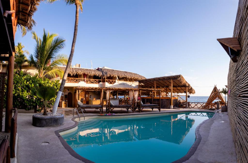 un resort con piscina di fronte all'oceano di Baxar a Pie de la Cuesta