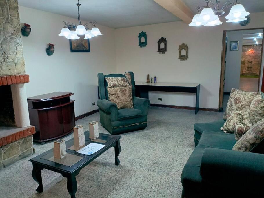 salon z kanapą, krzesłami i stołem w obiekcie Casa completa en Xela w mieście Quetzaltenango
