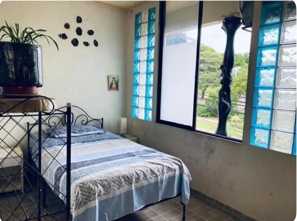 1 dormitorio con cama y ventana en Apartamento de ensueño, en Santa Cruz de la Sierra