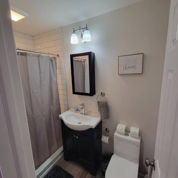 Koupelna v ubytování Beautifull Whole House! Walk to Niagara Falls! 4 Bedroom Home