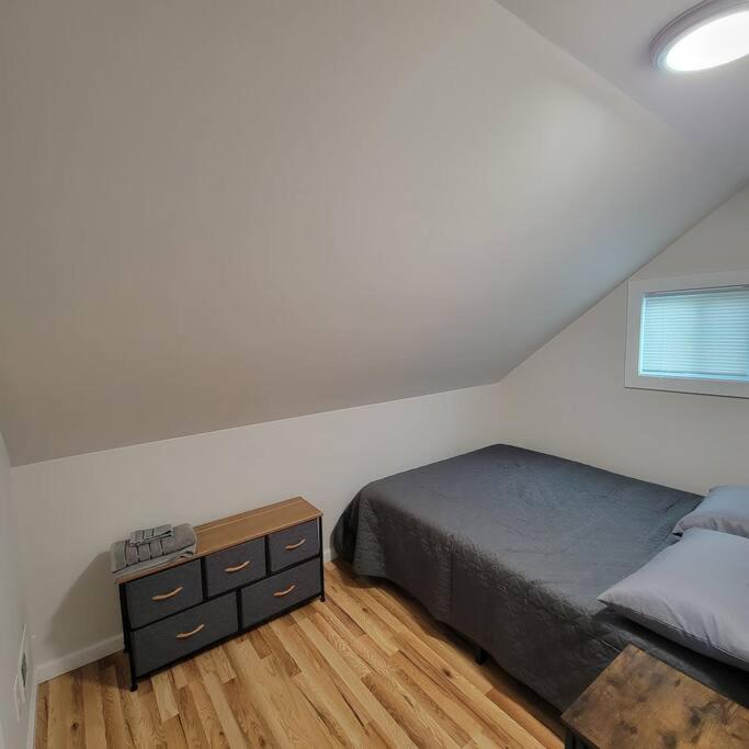 Postel nebo postele na pokoji v ubytování Beautifull Whole House! Walk to Niagara Falls! 4 Bedroom Home