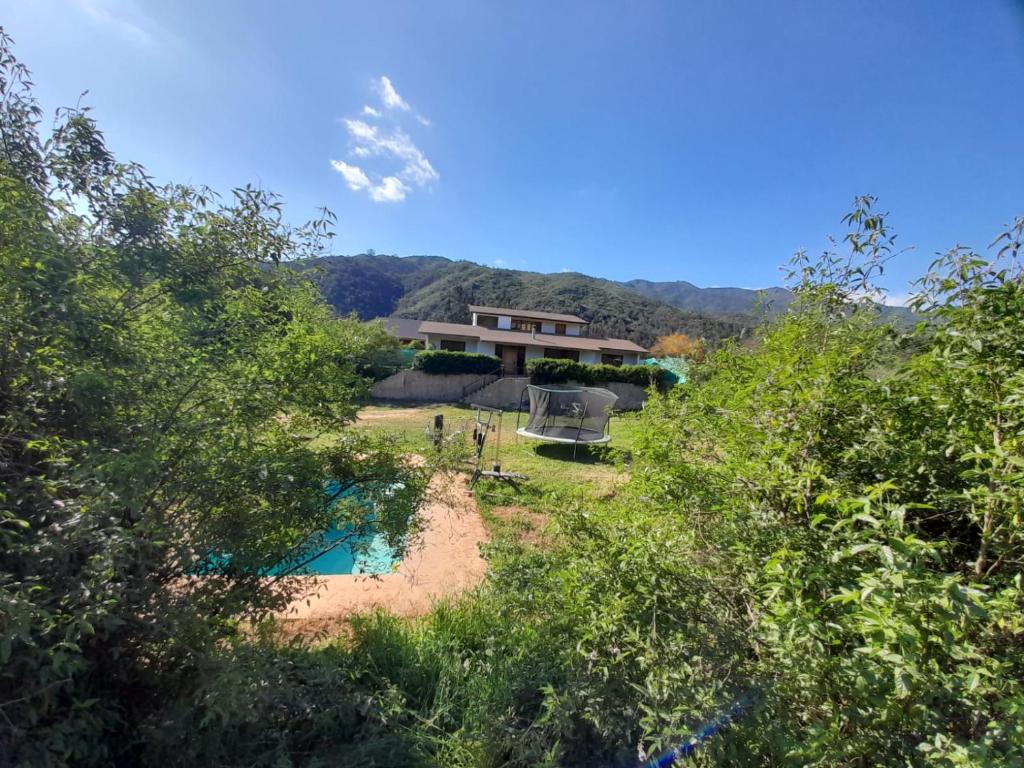 una casa en medio de una colina con árboles en Casona en Valle Los Coligues, en Quilpué