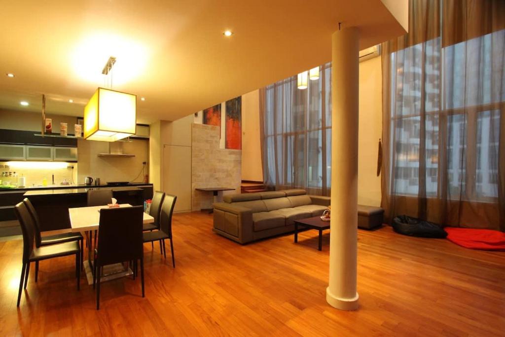 אזור ישיבה ב-Lavish Loft 12 Steps Away From Bukit Bintang