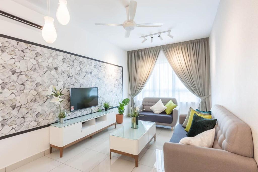 sala de estar con sofá y TV en Living in Greenery 2BR at Impiria Residensi Klang en Klang