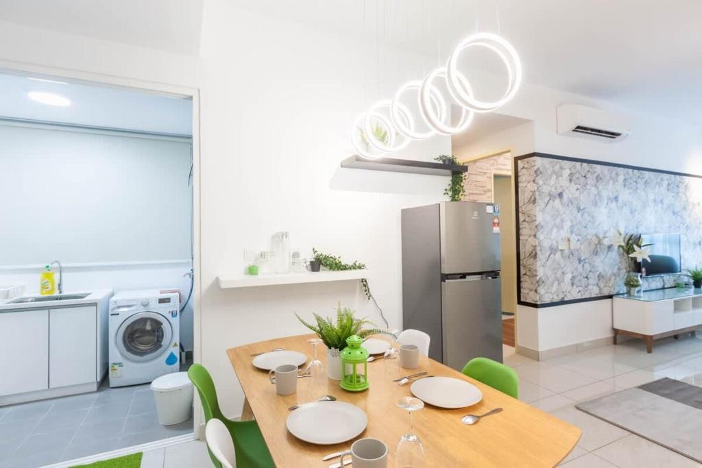 Kuchyň nebo kuchyňský kout v ubytování NaiBnB in Impiria Residensi