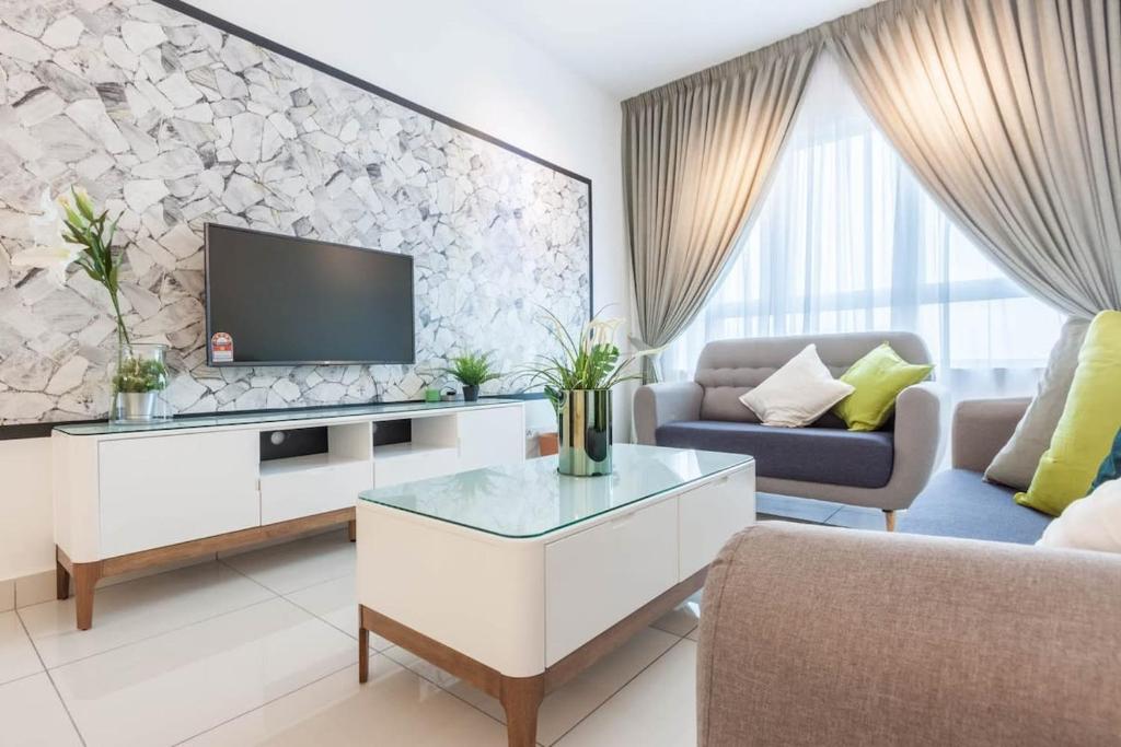 TV a/nebo společenská místnost v ubytování NaiBnB in Impiria Residensi
