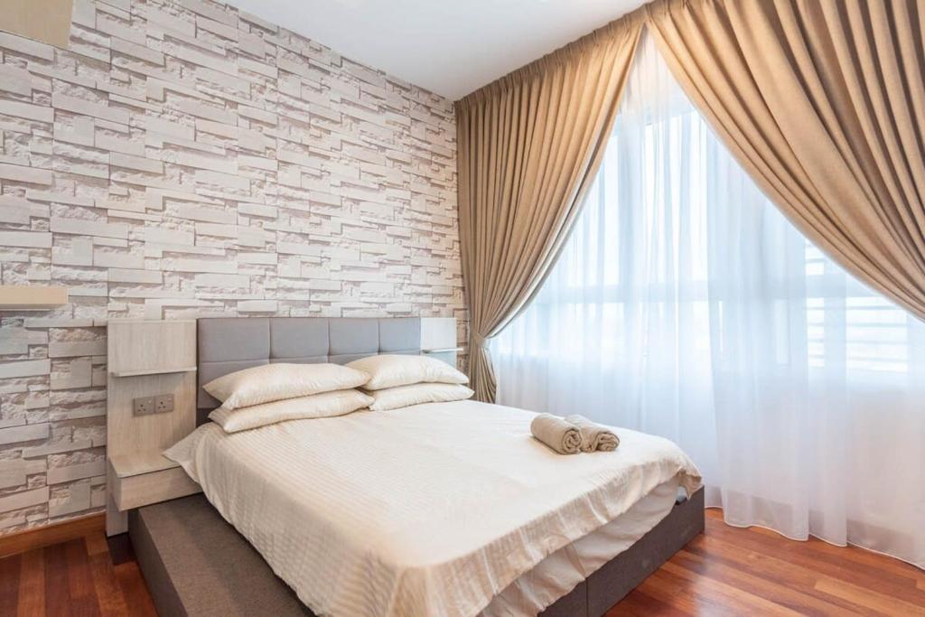 Postel nebo postele na pokoji v ubytování NaiBnB in Impiria Residensi