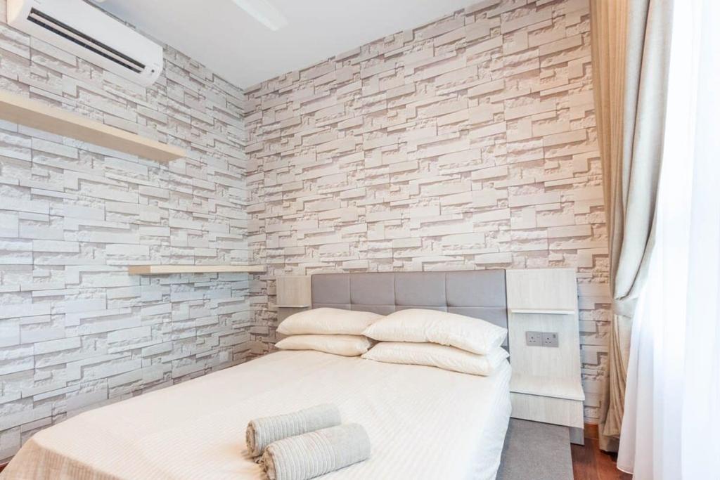 Postel nebo postele na pokoji v ubytování NaiBnB in Impiria Residensi