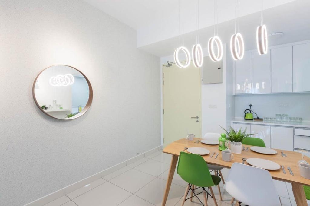 Kuchyň nebo kuchyňský kout v ubytování NaiBnB in Impiria Residensi