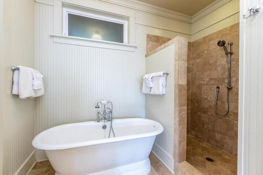 Koupelna v ubytování Beautiful Poolside Villa Open Layout With Pool Fitness and Beach Access