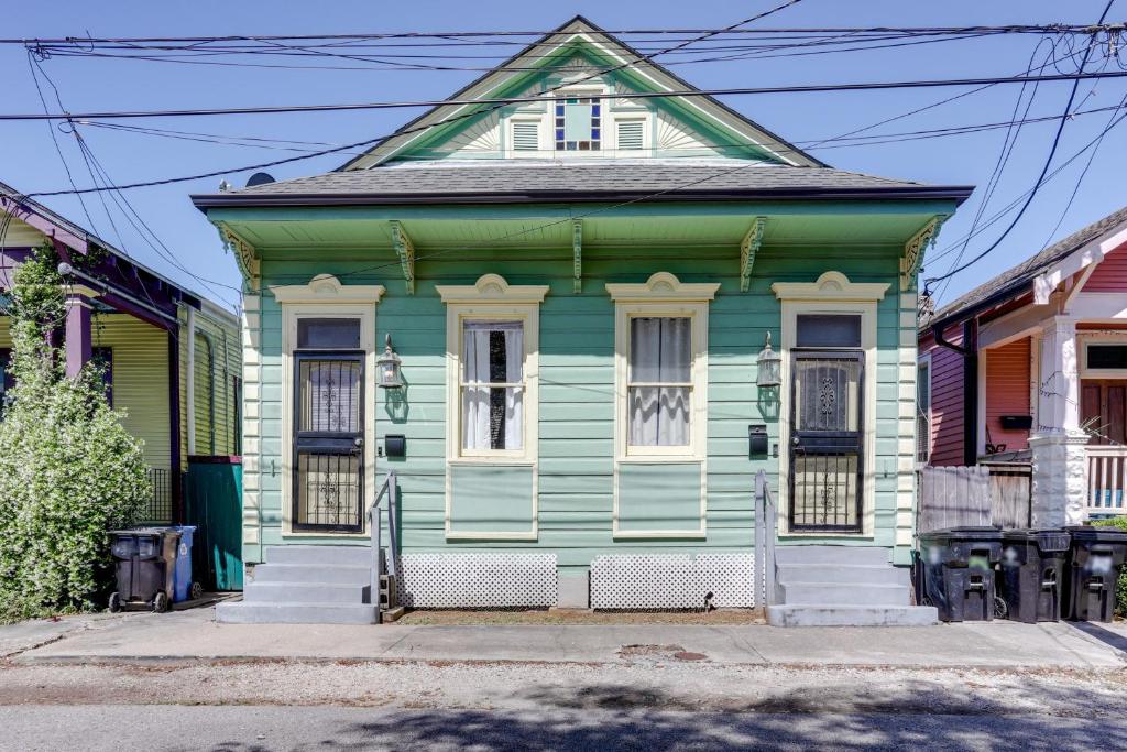 een groen huis met witte rand op een straat bij Quaint New Orleans Duplex 3 Mi to French Quarter in New Orleans