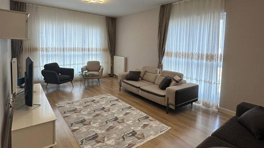 sala de estar con sofá y TV en 53 Fully Equipped VIP Apartment near Başakşehir, en Avcılar