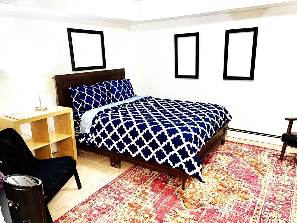 1 dormitorio con 1 cama y 1 silla en Manhattan in 2 stopages, 2 Bedrooms Apt with private Backyard in LIC !!! en Long Island City