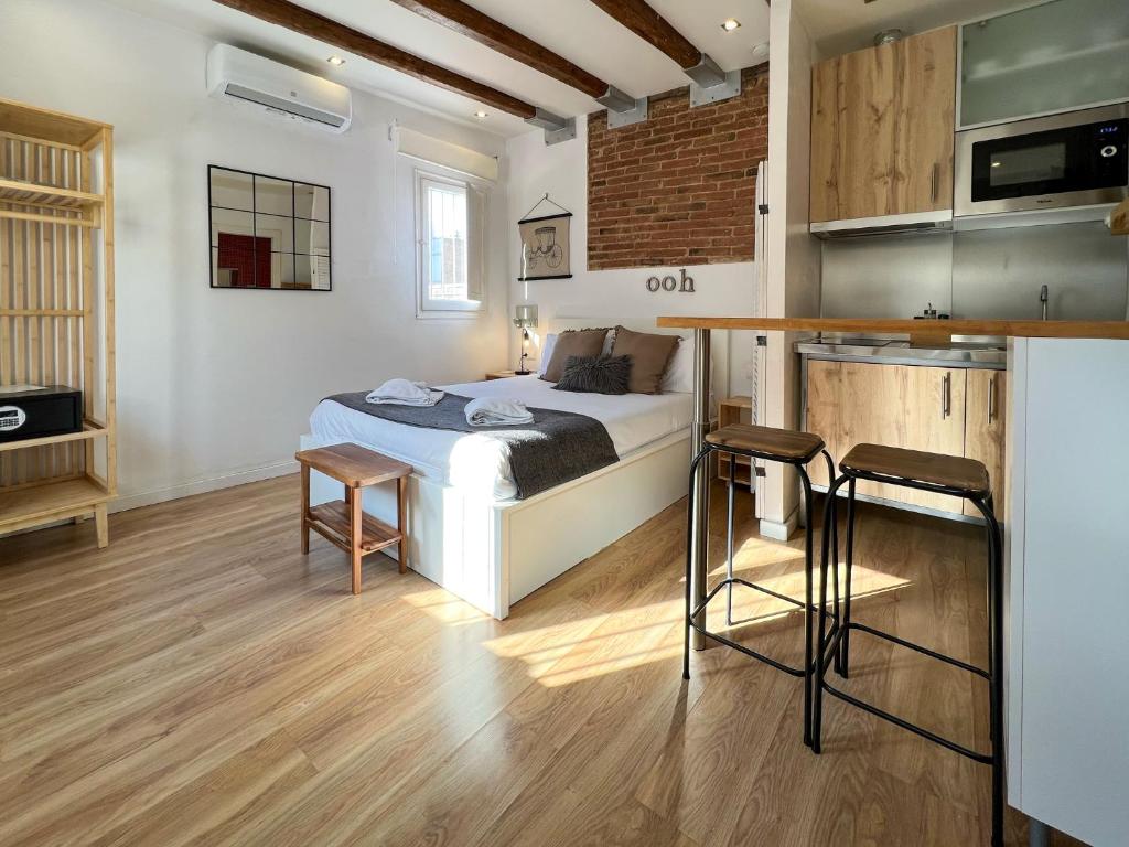 a small bedroom with a bed and a kitchen at Stay U-nique Apartments Torrent in Barcelona