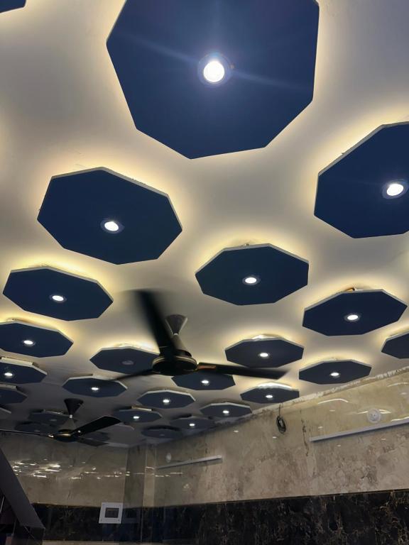 een plafond met ingebouwde verlichting in een kamer bij Shahanshah mehal musafir khana in Ajmer